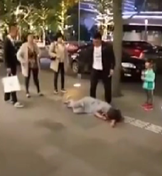 الابناء يضرسون.. شاهد ما حصل لطفلة ضرب والدها امها في الشارع صورة رقم 1