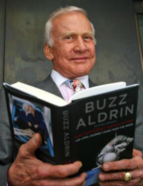 الرائد الامريكي الدرين.. يخطط للاقامة على المريخ بعد اقتحامه للقمر صورة رقم 9