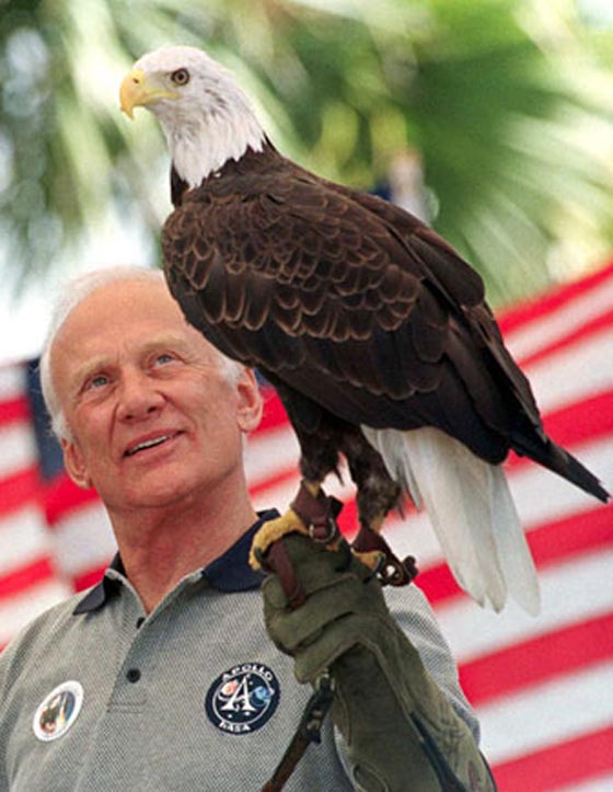 الرائد الامريكي الدرين.. يخطط للاقامة على المريخ بعد اقتحامه للقمر صورة رقم 10