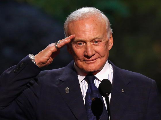 الرائد الامريكي الدرين.. يخطط للاقامة على المريخ بعد اقتحامه للقمر صورة رقم 15