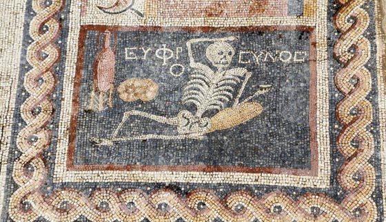  خذوا منه الحكمة.. هيكل عظمي تاريخي يدعو للمرح والاستمتاع بالحياة صورة رقم 1