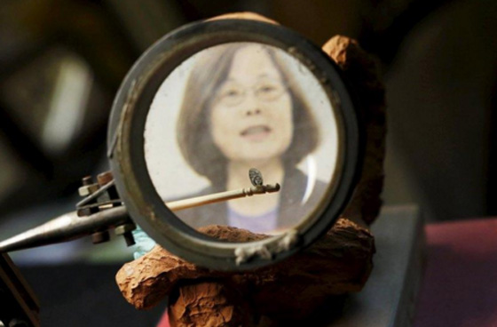 ابداع مفاجئ.. فنان مختلف يحول حبة ارز الى منحوتة للرئيسة التايوانية صورة رقم 1