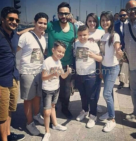 تامر حسني يغني مع احمد السيسي وفريق ذا فويس كيدز (لسه عند وعدي) صورة رقم 4