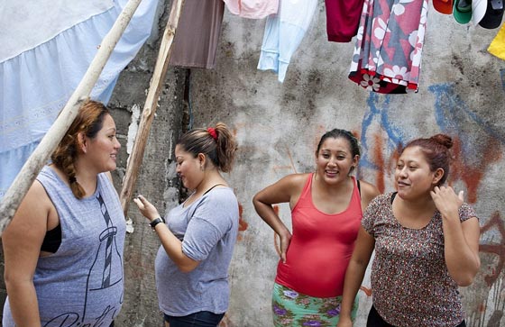  صور 4 شقيقات ينشئن شركة لتأجير ارحامهن للازواج المثليين  صورة رقم 1