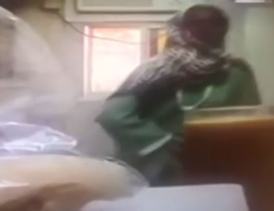 خادمة تخلط بولها بالعصير وتقدمه الى معزبها.. فيديو صادم صورة رقم 1