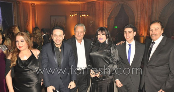 صور فنانين يجاملون في افراح المشاهير: 25 صورة خلف الكواليس صورة رقم 24