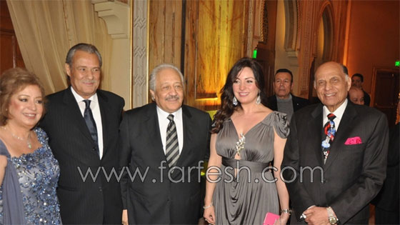 صور فنانين يجاملون في افراح المشاهير: 25 صورة خلف الكواليس صورة رقم 27
