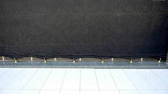 صور.. غطاء الكعبة مثبت بحلقات مطلية بالذهب عيار 24 صورة رقم 1