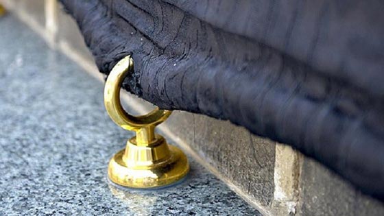 صور.. غطاء الكعبة مثبت بحلقات مطلية بالذهب عيار 24 صورة رقم 2