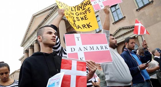  طرد لبق.. لافتات في شوارع النمارك ترشد الى اتجاه سوريا والعراق صورة رقم 6