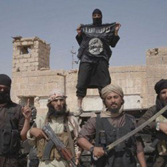 بداية النهاية.. دواعش الرقة يواجهون الطائرات بالشوادر!! صورة رقم 3