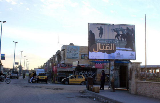 بداية النهاية.. دواعش الرقة يواجهون الطائرات بالشوادر!! صورة رقم 5