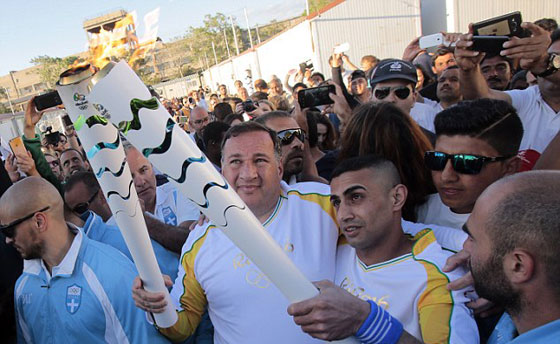 قصة لاجئ سوري من فقده لقدمه الى حمل الشعلة الأولمبية صورة رقم 5