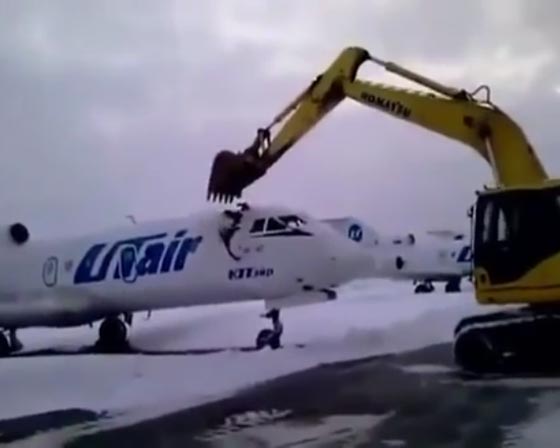  فيديو مذهل.. موظف مطار طرد من العمل فركب حفارا وقام بتحطيم طائرة صورة رقم 3