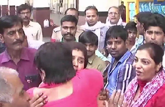 شاهد بالتفصيل كيف انقذ رجل شجاع فتاة سقطت بين قطار ورصيف صورة رقم 1