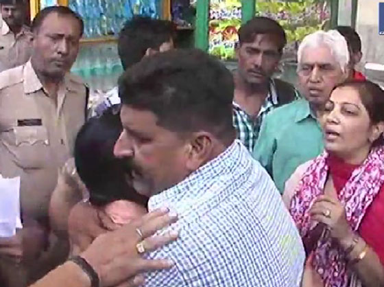 شاهد بالتفصيل كيف انقذ رجل شجاع فتاة سقطت بين قطار ورصيف صورة رقم 2