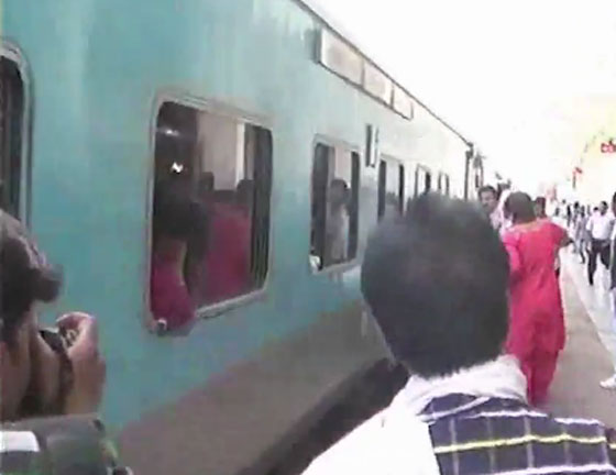 شاهد بالتفصيل كيف انقذ رجل شجاع فتاة سقطت بين قطار ورصيف صورة رقم 3