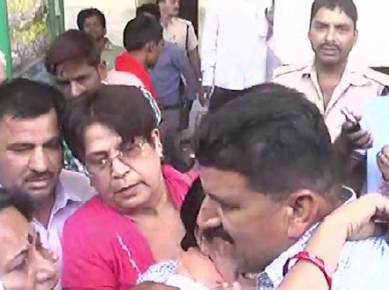 شاهد بالتفصيل كيف انقذ رجل شجاع فتاة سقطت بين قطار ورصيف صورة رقم 4