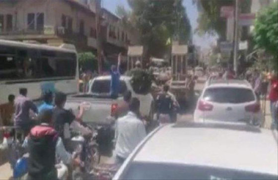 بالفيديو..عرض لجثث قتلى الجيش السوري الحر على شاحنة في حلب صورة رقم 3