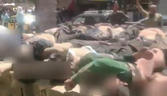 بالفيديو..عرض لجثث قتلى الجيش السوري الحر على شاحنة في حلب صورة رقم 4