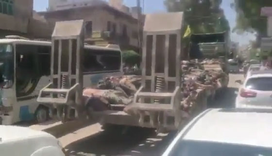 بالفيديو..عرض لجثث قتلى الجيش السوري الحر على شاحنة في حلب صورة رقم 6