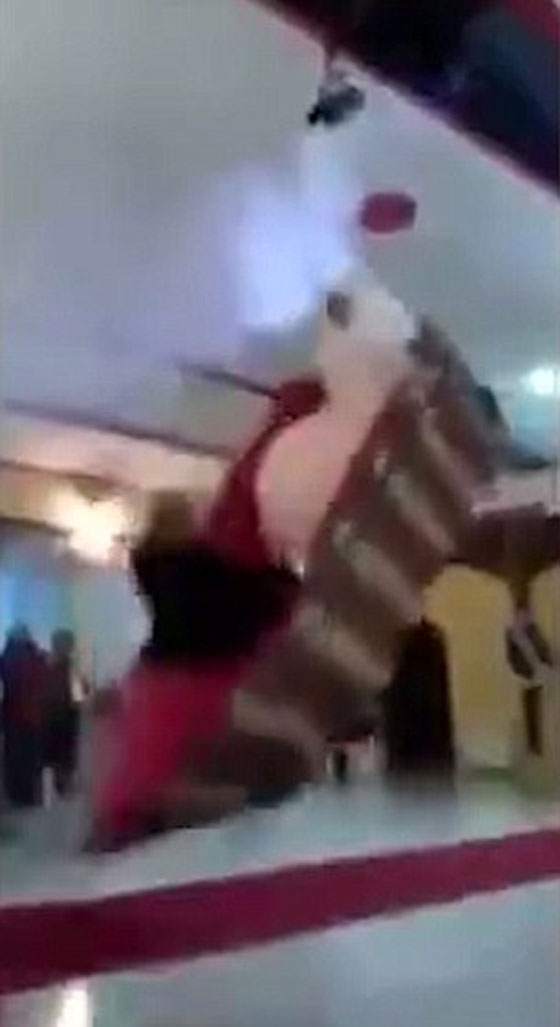 فيديو مؤلم.. عروسان يدخلان قاعة الافراح بقارب والنتيجة كارثية صورة رقم 2