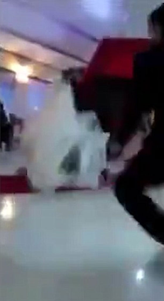 فيديو مؤلم.. عروسان يدخلان قاعة الافراح بقارب والنتيجة كارثية صورة رقم 3