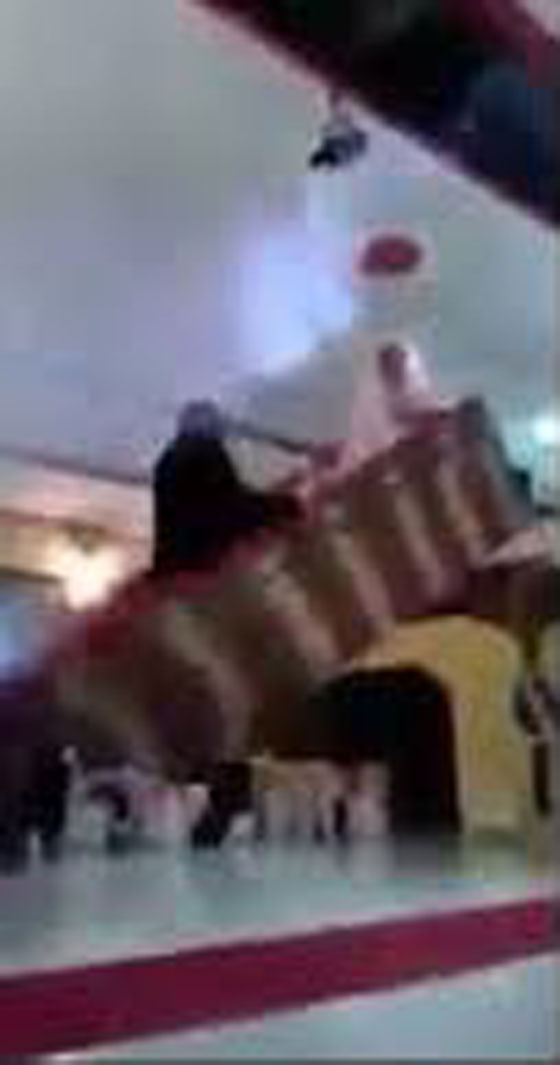 فيديو مؤلم.. عروسان يدخلان قاعة الافراح بقارب والنتيجة كارثية صورة رقم 4