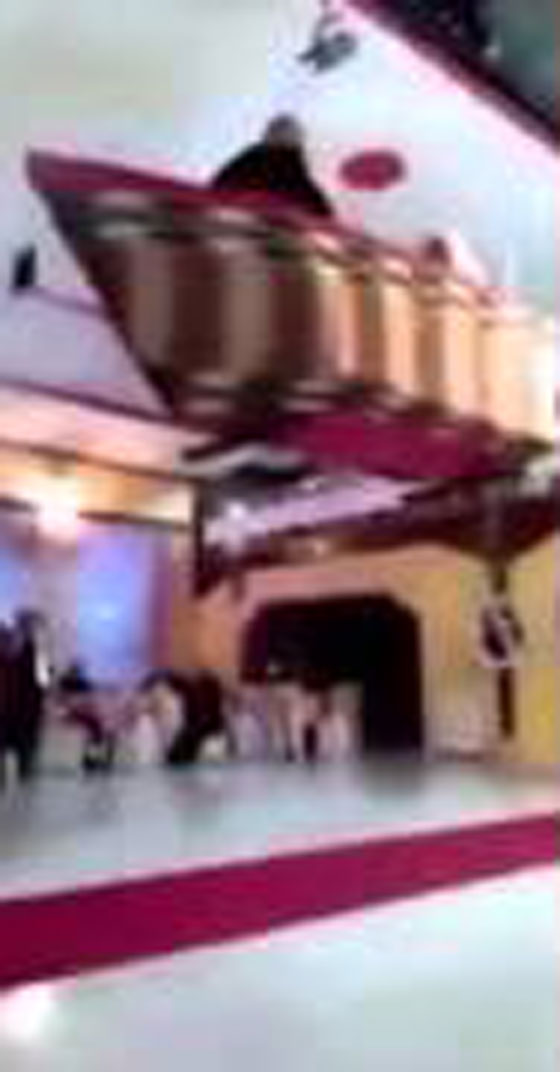 فيديو مؤلم.. عروسان يدخلان قاعة الافراح بقارب والنتيجة كارثية صورة رقم 5