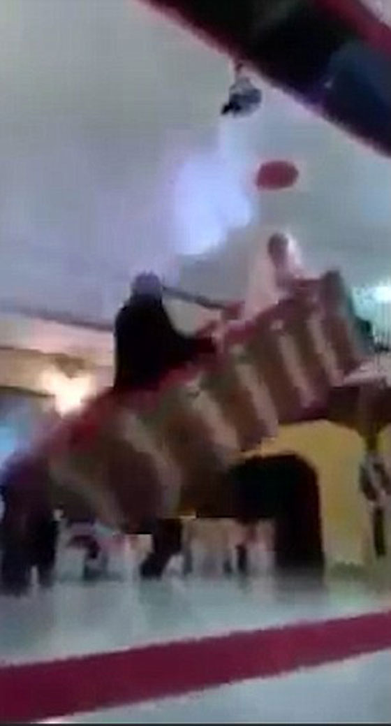 فيديو مؤلم.. عروسان يدخلان قاعة الافراح بقارب والنتيجة كارثية صورة رقم 7