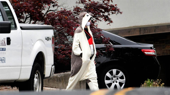 تنكر وارتدى حزاما ناسفا من الشوكولاتة فاطلقت الشرطة النار عليه صورة رقم 1