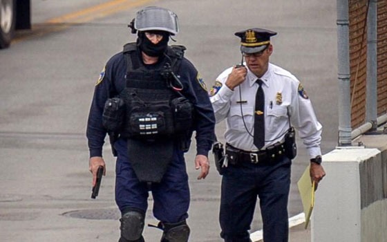 تنكر وارتدى حزاما ناسفا من الشوكولاتة فاطلقت الشرطة النار عليه صورة رقم 4