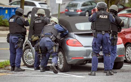 تنكر وارتدى حزاما ناسفا من الشوكولاتة فاطلقت الشرطة النار عليه صورة رقم 5