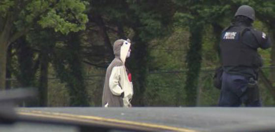 تنكر وارتدى حزاما ناسفا من الشوكولاتة فاطلقت الشرطة النار عليه صورة رقم 6