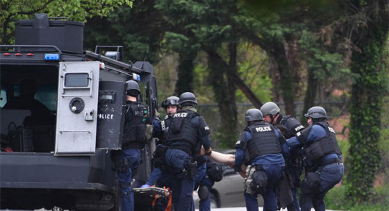 تنكر وارتدى حزاما ناسفا من الشوكولاتة فاطلقت الشرطة النار عليه صورة رقم 10