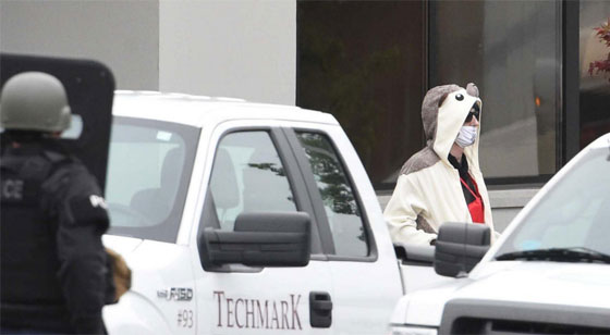 تنكر وارتدى حزاما ناسفا من الشوكولاتة فاطلقت الشرطة النار عليه صورة رقم 11