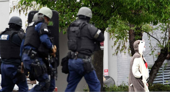 تنكر وارتدى حزاما ناسفا من الشوكولاتة فاطلقت الشرطة النار عليه صورة رقم 12