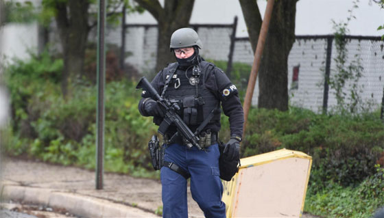 تنكر وارتدى حزاما ناسفا من الشوكولاتة فاطلقت الشرطة النار عليه صورة رقم 13