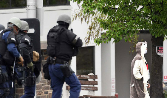 تنكر وارتدى حزاما ناسفا من الشوكولاتة فاطلقت الشرطة النار عليه صورة رقم 15