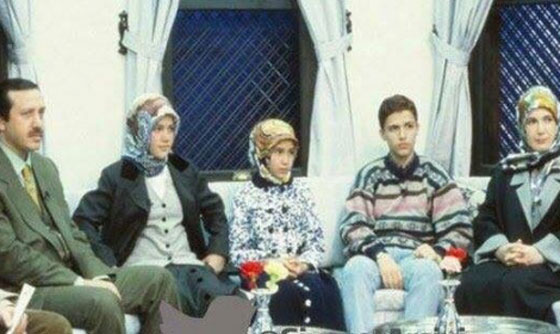 صورة لعائلة اردوغان وهو في عز الشباب تشعل مواقع التواصل صورة رقم 1