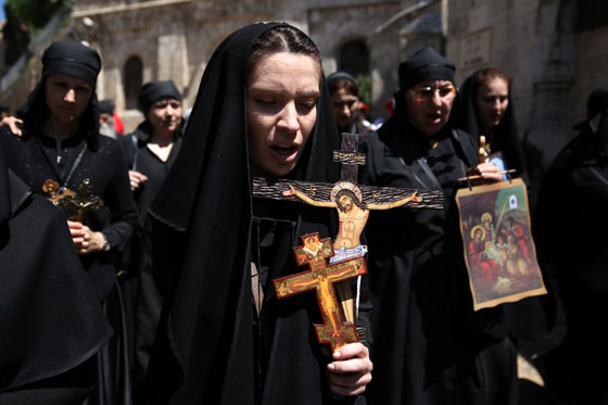 المسيحيون الارثوذكس يحيون جمعة الآلام قبل قيامة المسيح صورة رقم 9
