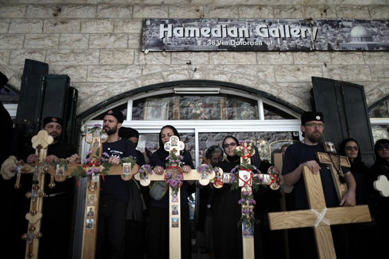 المسيحيون الارثوذكس يحيون جمعة الآلام قبل قيامة المسيح صورة رقم 13