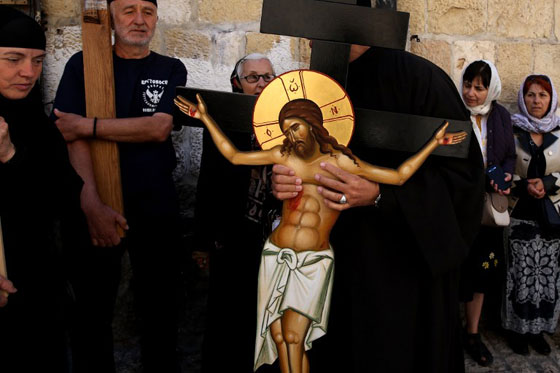 المسيحيون الارثوذكس يحيون جمعة الآلام قبل قيامة المسيح صورة رقم 27