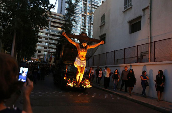 المسيحيون الارثوذكس يحيون جمعة الآلام قبل قيامة المسيح صورة رقم 33