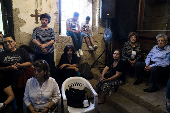 المسيحيون الارثوذكس يحيون جمعة الآلام قبل قيامة المسيح صورة رقم 36