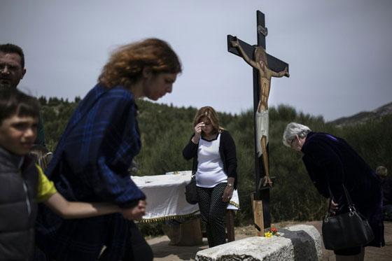 المسيحيون الارثوذكس يحيون جمعة الآلام قبل قيامة المسيح صورة رقم 38