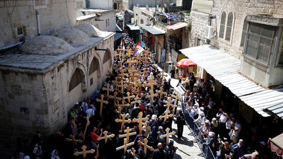 المسيحيون الارثوذكس يحيون جمعة الآلام قبل قيامة المسيح صورة رقم 15