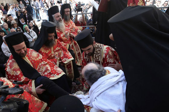 المسيحيون الارثوذكس يحيون جمعة الآلام قبل قيامة المسيح صورة رقم 16