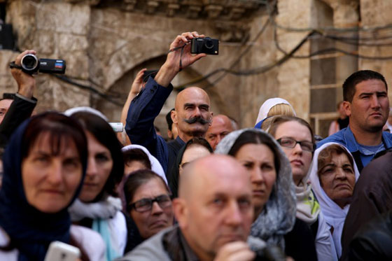 المسيحيون الارثوذكس يحيون جمعة الآلام قبل قيامة المسيح صورة رقم 19