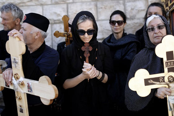 المسيحيون الارثوذكس يحيون جمعة الآلام قبل قيامة المسيح صورة رقم 21